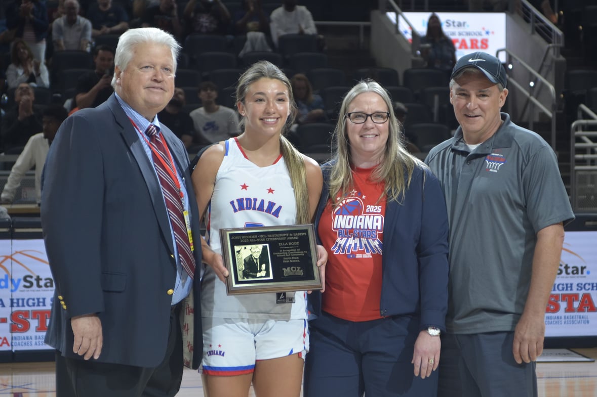 _7DK0948 - Wooden Award, Mike Broughton, Ella Bobe, Emily Bobe, Darrel Bobe