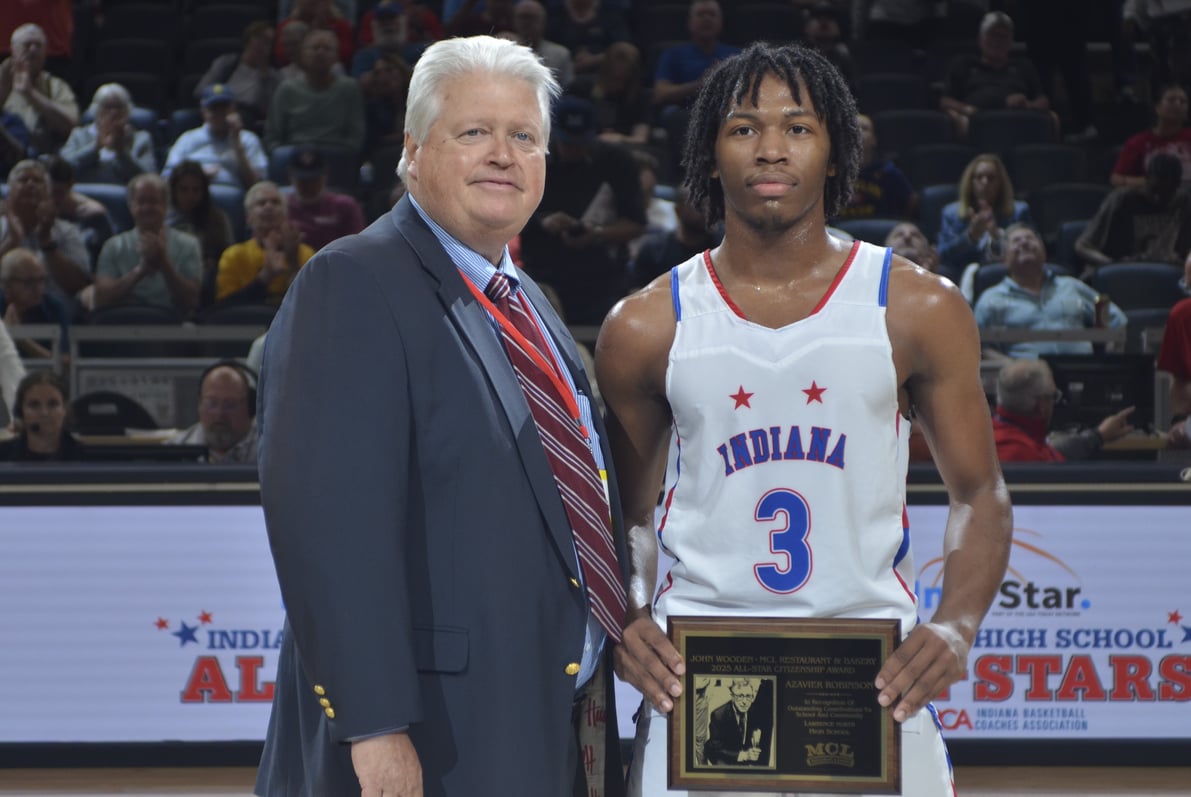 _7DK1233 - Wooden Award.Mike Broughton, Azavier Robinson
